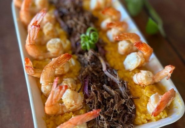 ESCOLHA ENTRE 2 OPÇÕES DE PRATOS PARA 2 PESSOAS: Camarão Terra e mar ou Tilápia Completa + 2 Cervejas Skol de R$180,90 por R$99,90. - Imagem 2