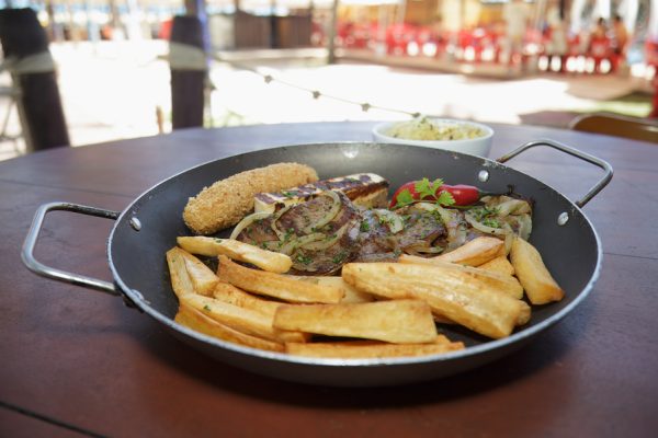 Praia, comida e diversão - Carne de Sol Atlantidz + 02 pulseiras de acesso à piscina de De R$ 189,90 por apenas R$ 119,90 no Complexo Atlantidz. - Imagem 3