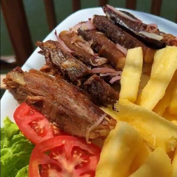 Carne de Sol de Caicó com Arroz e macaxeira + 2 Pulseiras do Espaço Kids de R$159,90 por apenas R$99,90. - Imagem 4