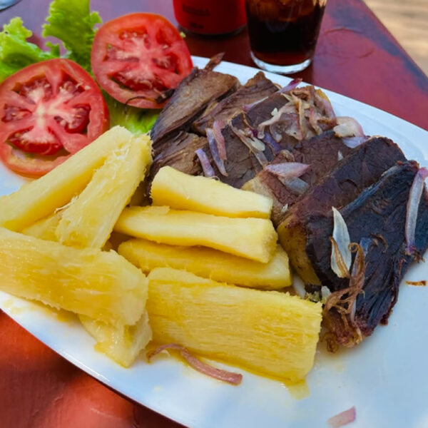 Carne de Sol de Caicó com Arroz e macaxeira + 2 Pulseiras do Espaço Kids de R$159,90 por apenas R$99,90. - Imagem 2